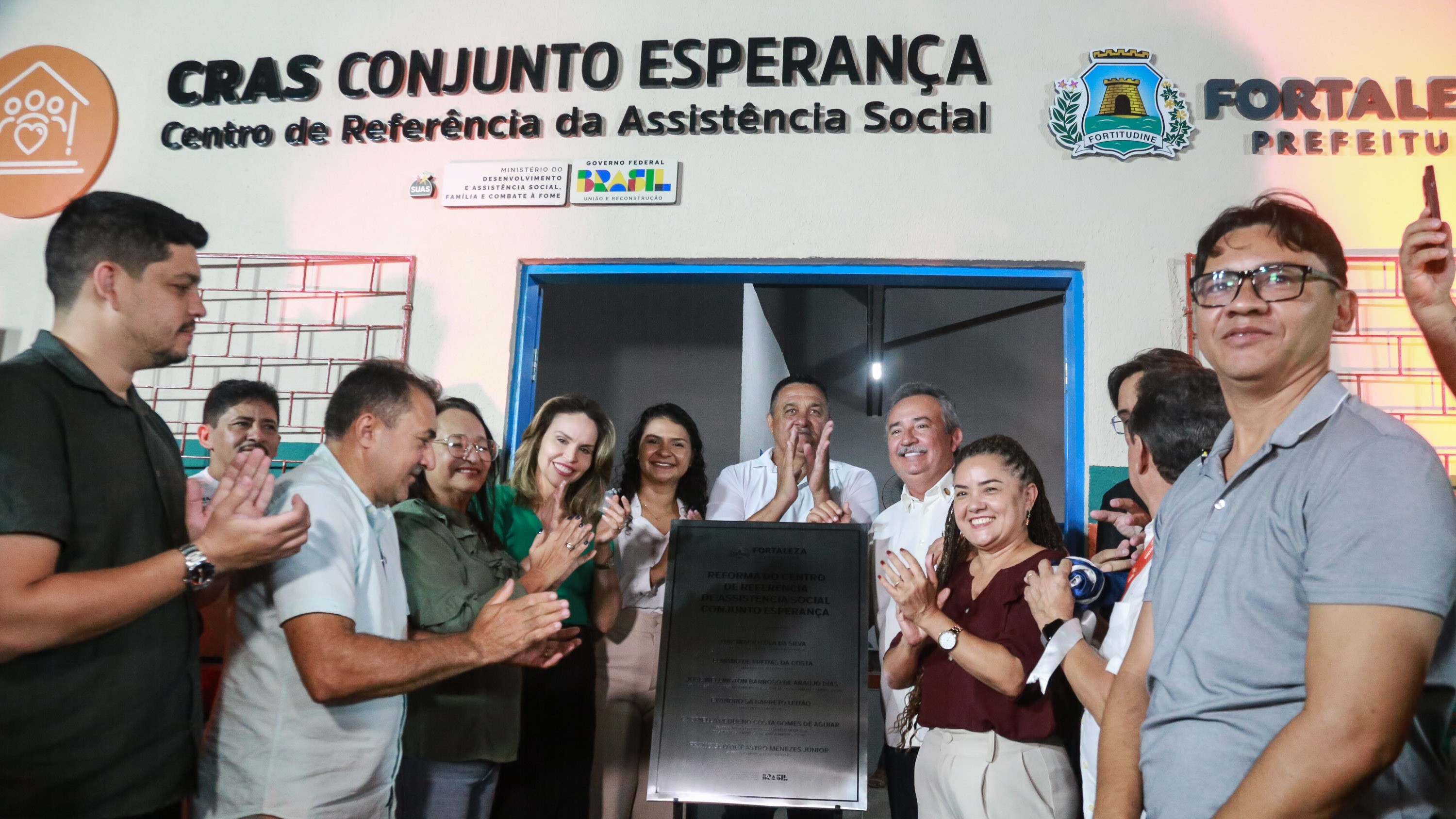 grupo de pessoas posa para a foto